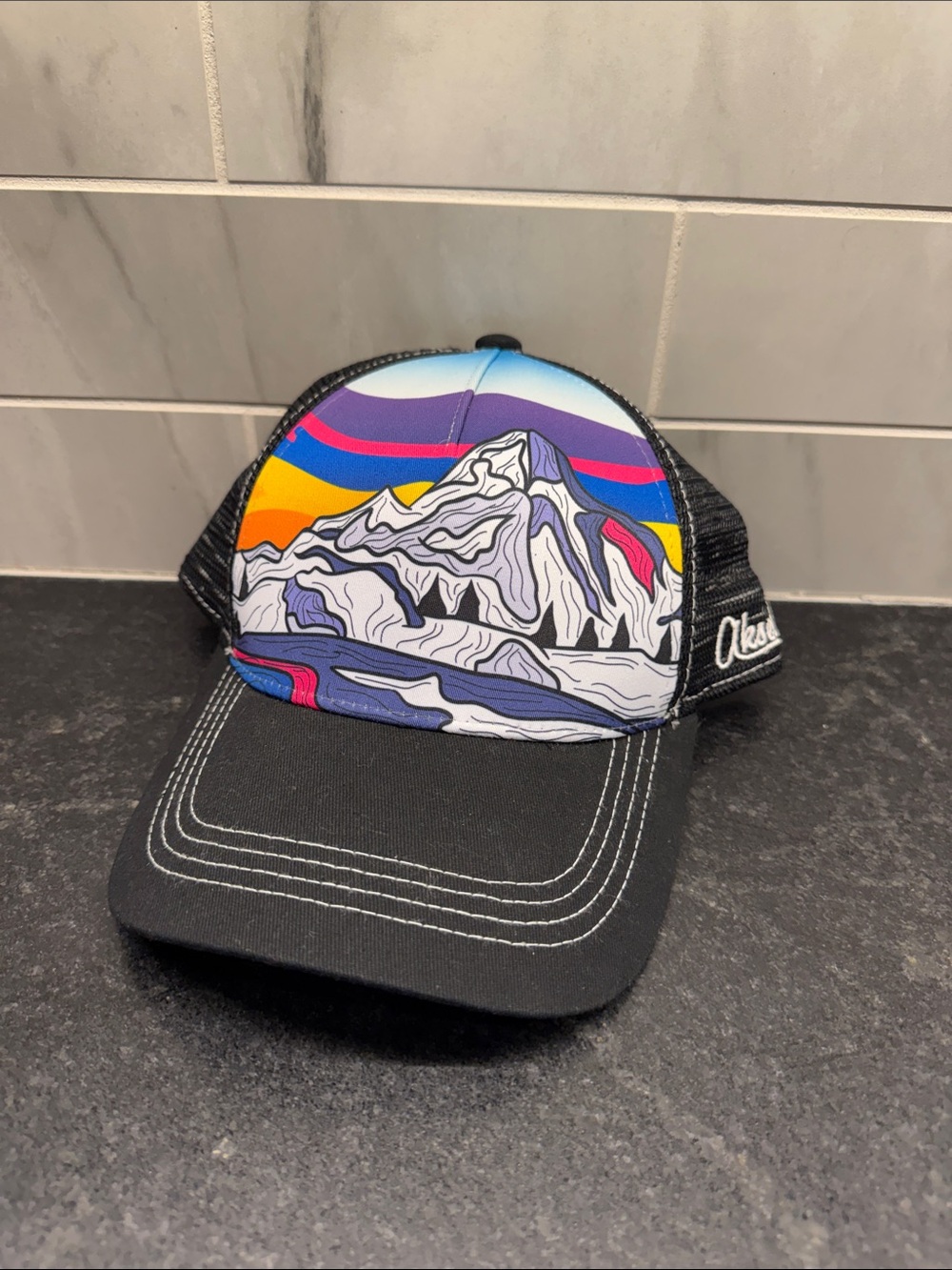 Aksels Abstract Women’sWinter Low Pro Trucker Hat with Colorful Mountain NWOT